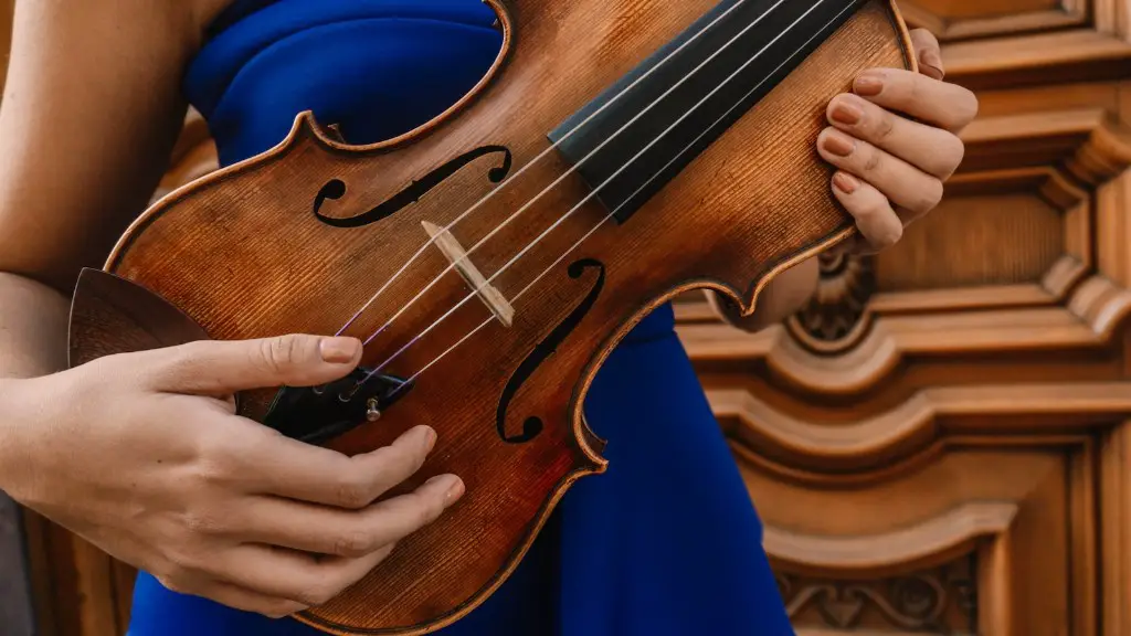 How many strings does a standard violin have
