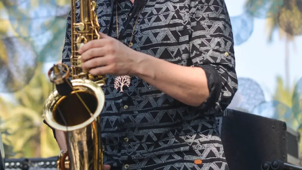 How to hold a saxophone properly?